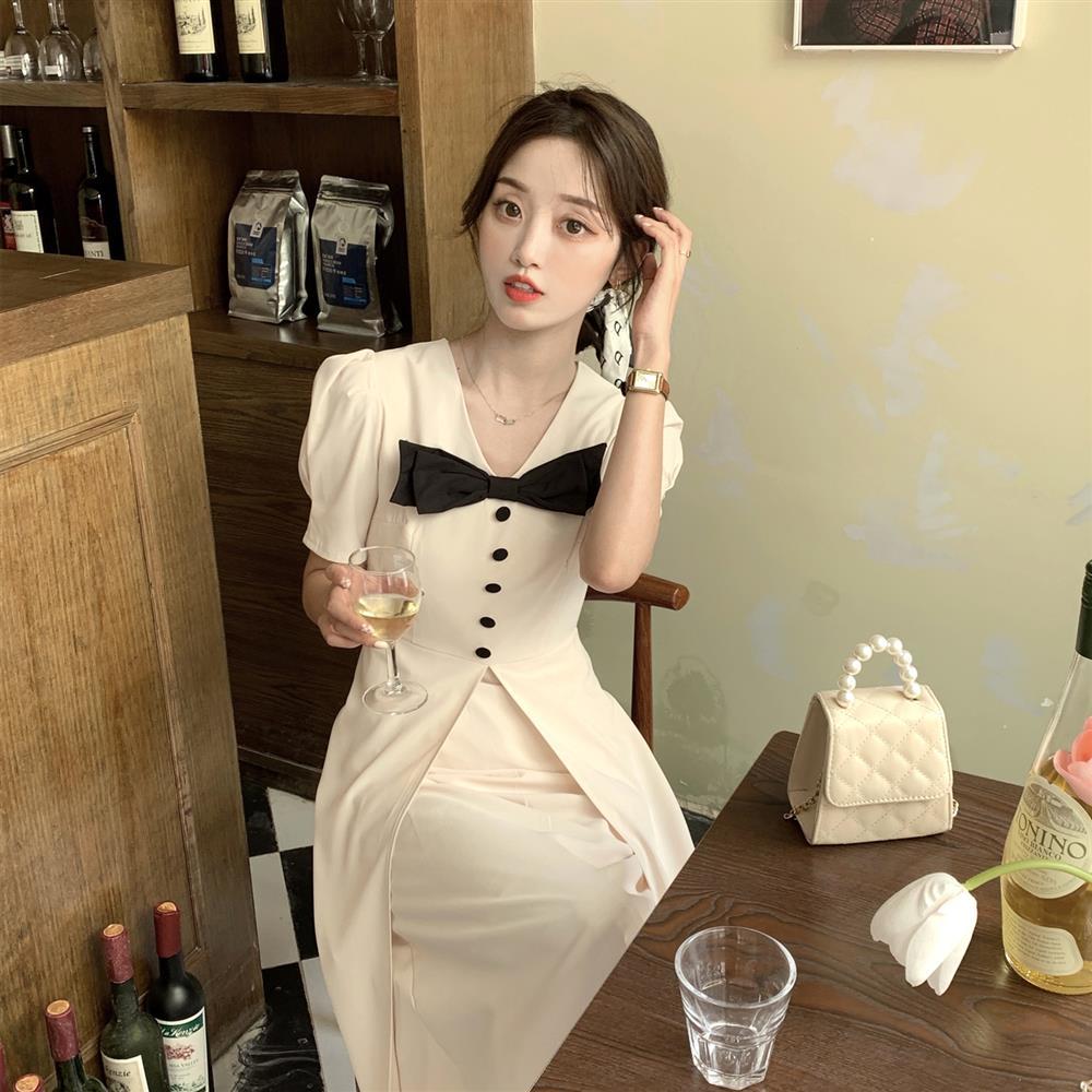 Shortsleeved Midi Dress With Big Bow And V-Neck